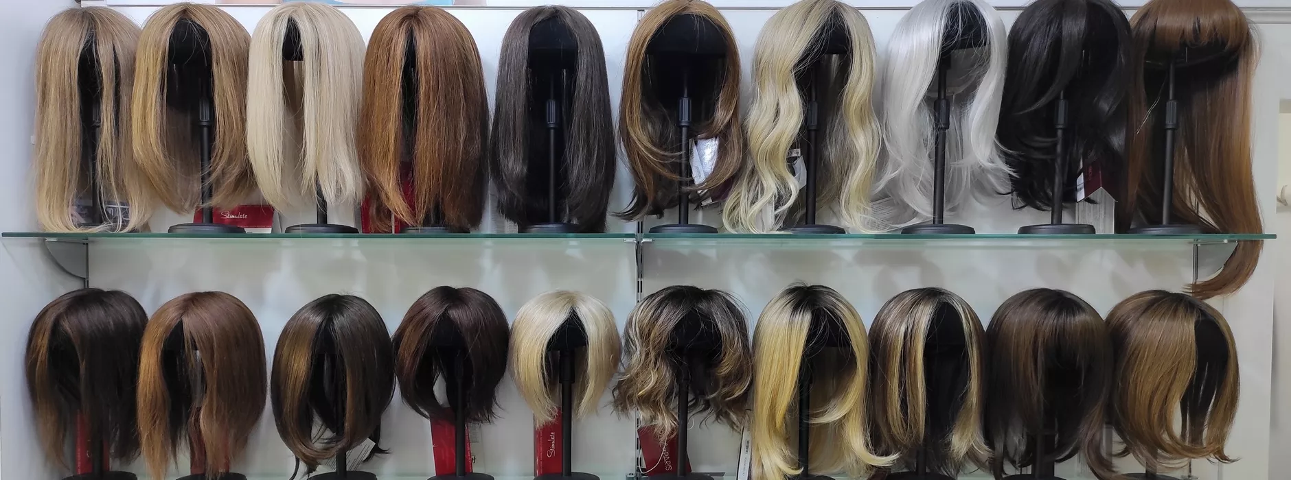 Paret de perruques al showroom de Hairstore Barcelona